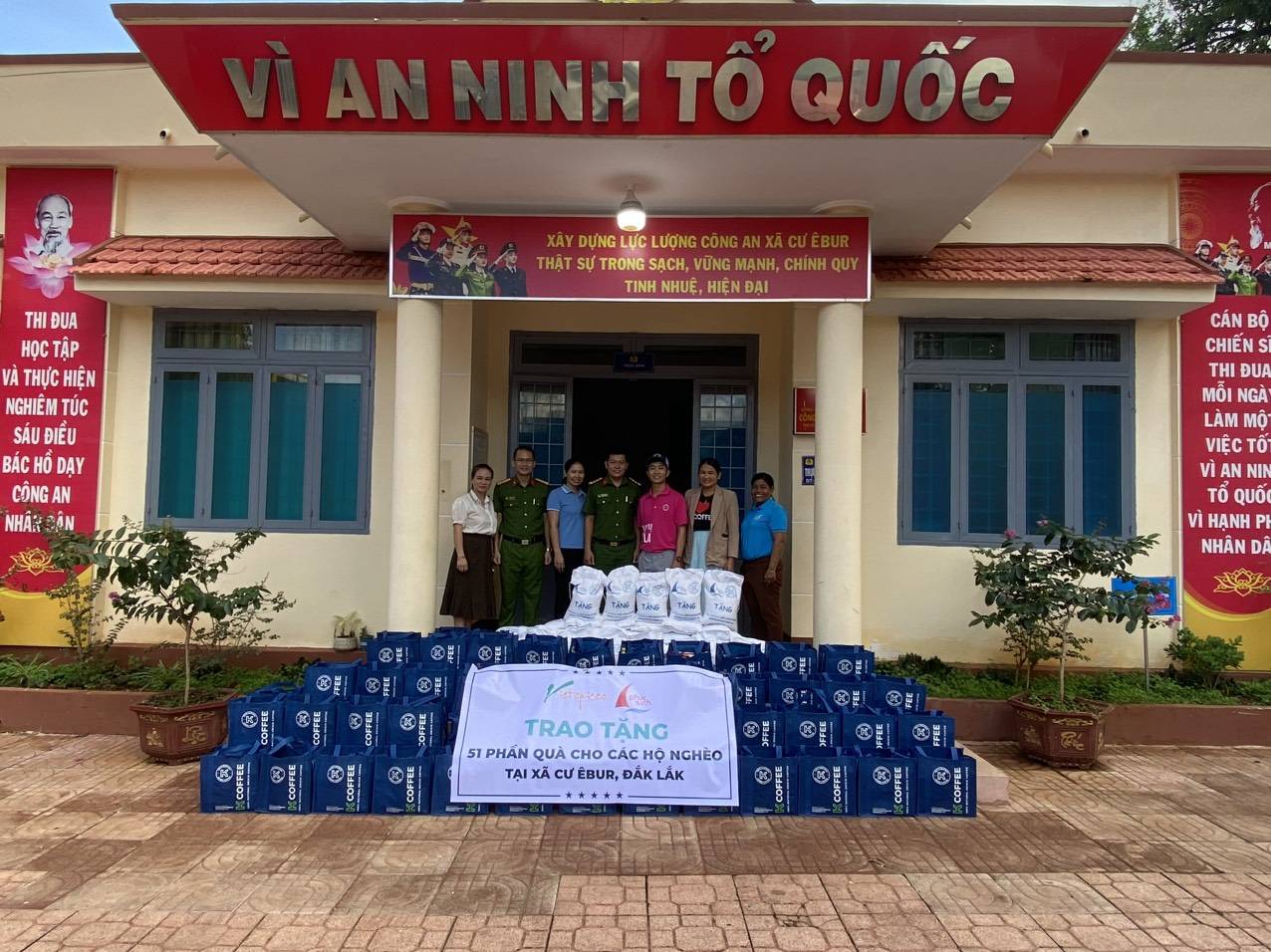 PHÚC SINH TRAO TẶNG 51 PHẦN QUÀ CHO HỘ NGHÈO TẠI XÃ CƯ ÊBUR, DAKLAK