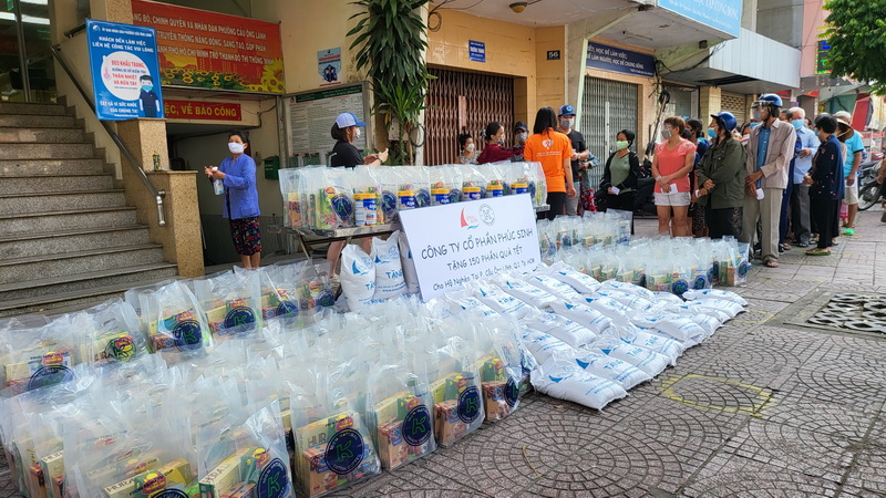 PHÚC SINH TRAO TẶNG 150 PHẦN QUÀ TẾT 2022 CHO CÁC HỘ KHÓ KHĂN PHƯỜNG CẦU ÔNG LÃNH, QUẬN 1 