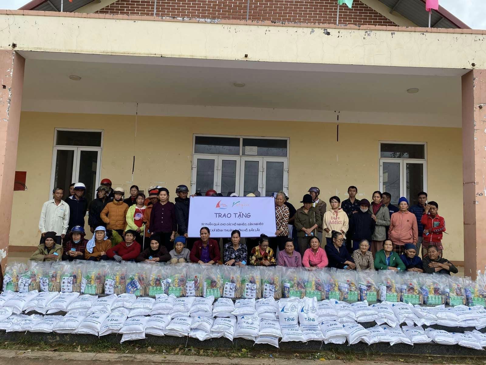 PHÚC SINH TRAO TẶNG 92 PHẦN QUÀ CHO HỘ NGHÈO, CẬN NGHÈO TẠI XÃ BÌNH THUẬN, ĐẮK LẮK