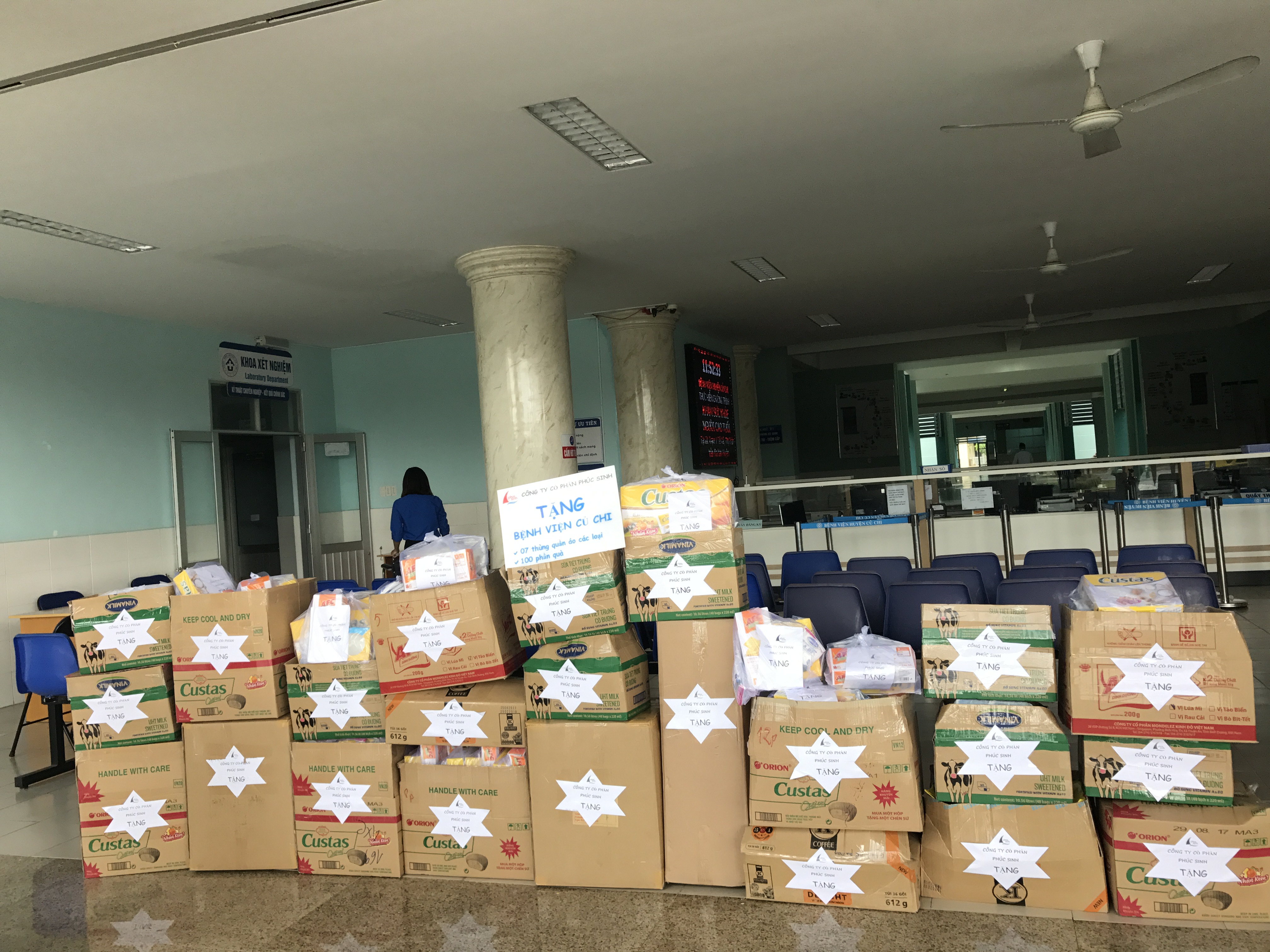 PHÚC SINH TRAO TẶNG 100 PHẦN QUÀ BỆNH VIỆN HUYỆN CỦA CHI 2017