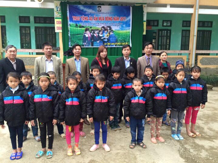 PHÚC SINH TẶNG 450 SUẤT QUÀ ÁO ẤM CHO EM CHO HỌC SINH TIỂU HỌC TỈNH HÒA BÌNH TẾT 2017