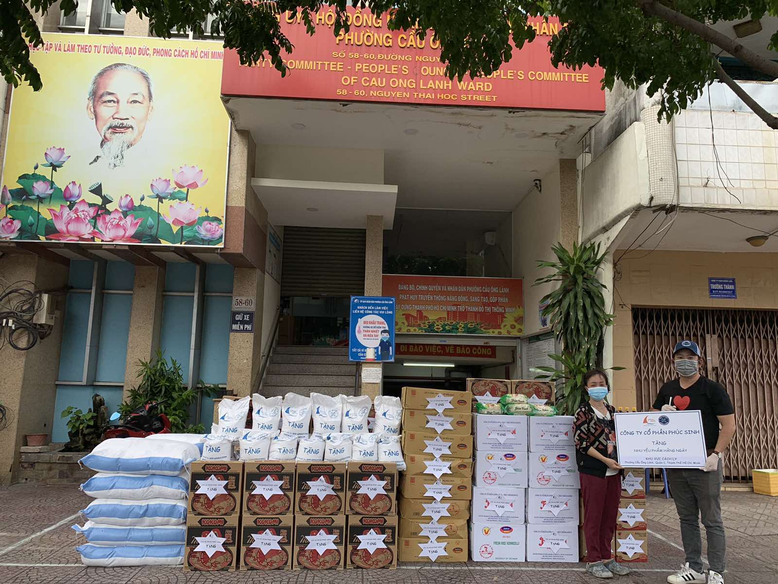 PHÚC SINH TẶNG NHU YẾU PHẨM KHU CÁCH LY PHƯỜNG CẦU ÔNG LÃNH THÁNG 8 2021