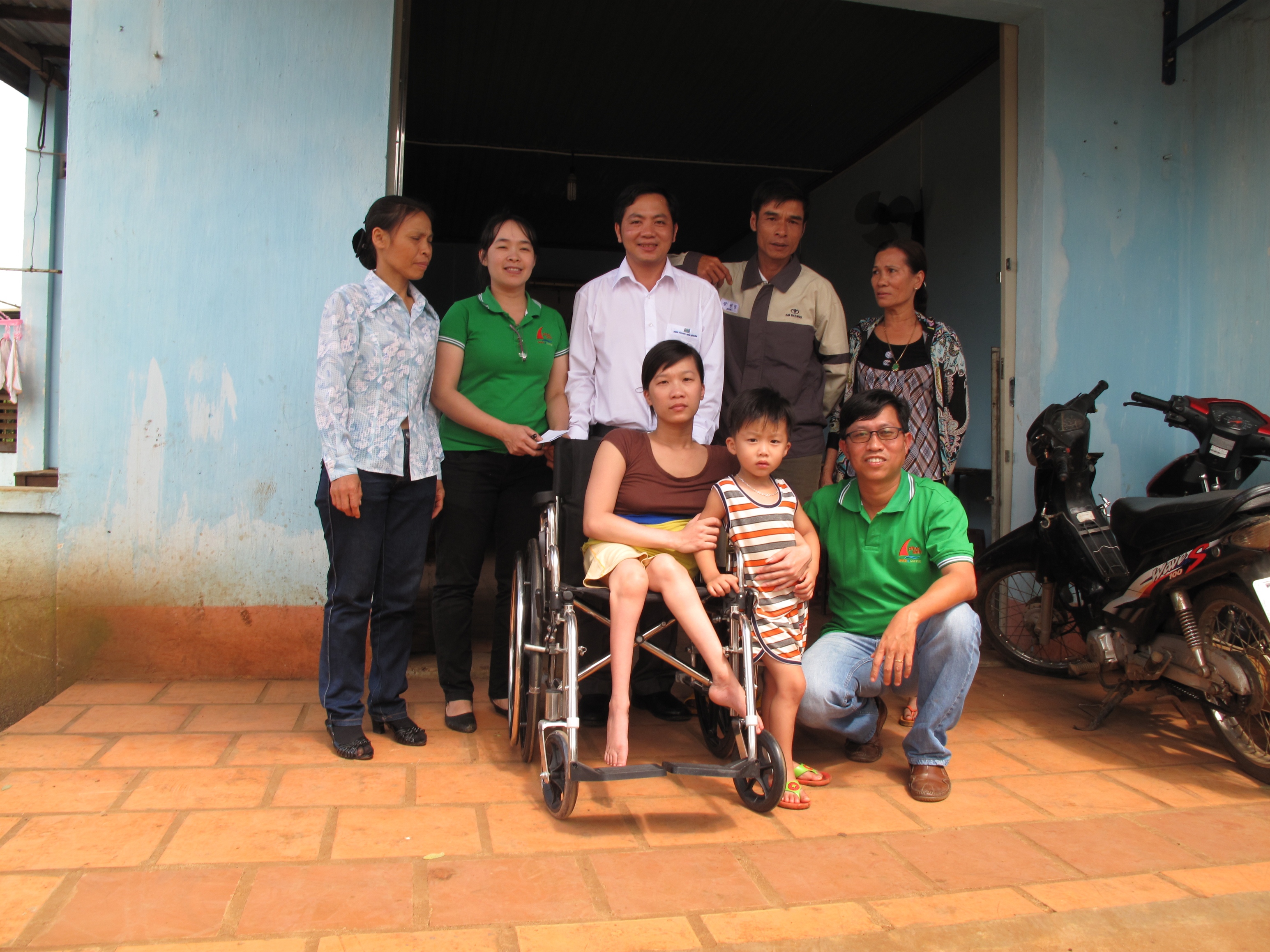 PHÚC SINH TẶNG XE LĂN NGƯỜI KHUYẾT TẬT TẠI DAKLAK NĂM 2015