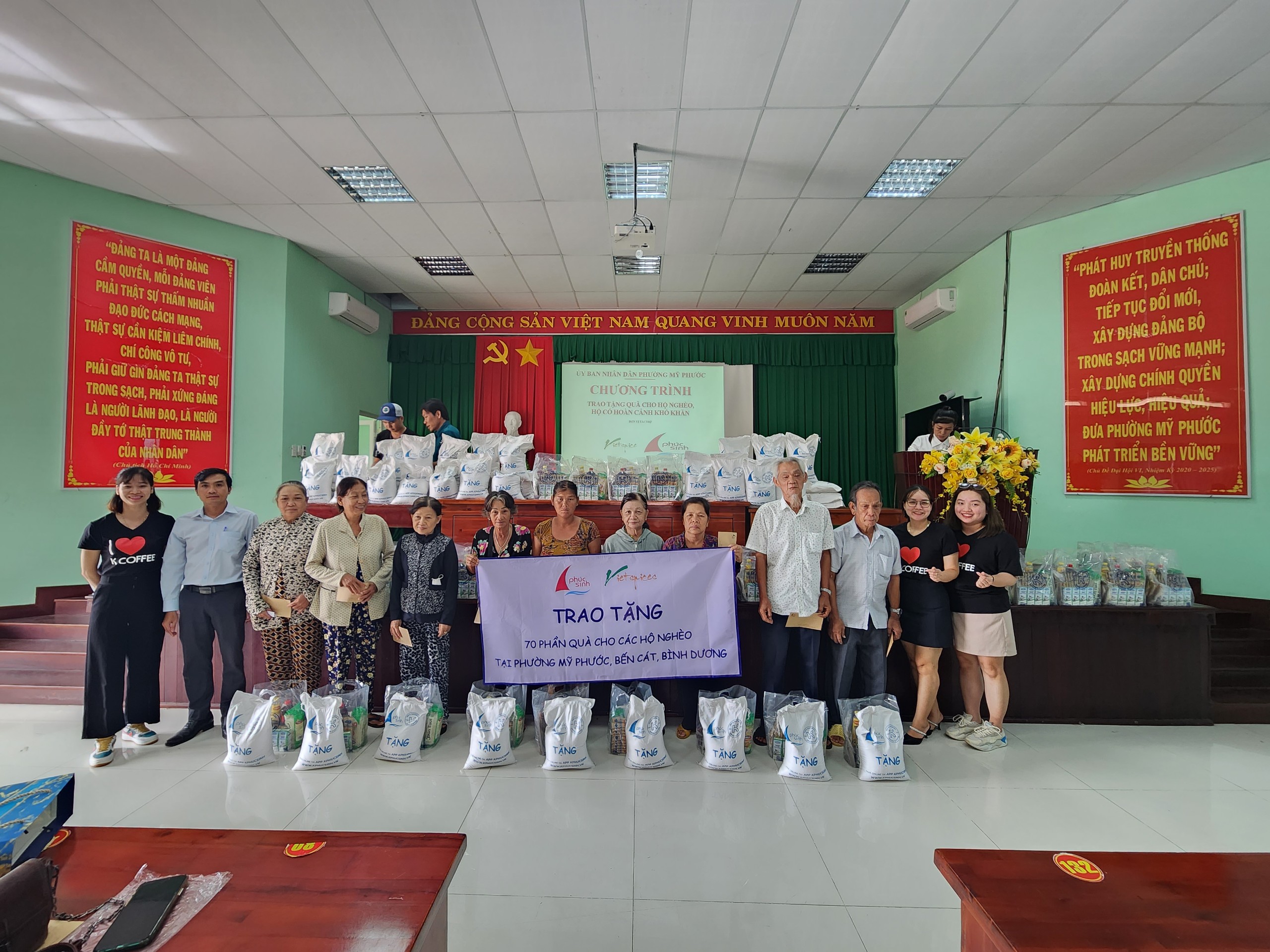 PHÚC SINH TRAO TẶNG 70 PHẦN QUÀ CHO CÁC HỘ NGHÈO TẠI PHƯỜNG MỸ PHƯỚC, TX BẾN CÁT, TỈNH BÌNH DƯƠNG.