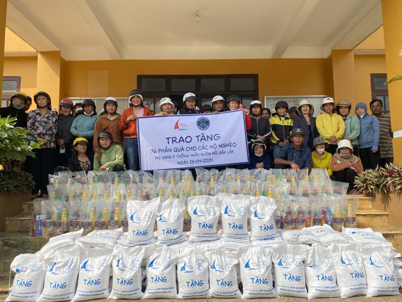 PHÚC SINH TRAO TẶNG 76 PHẦN QUÀ CHO HỘ NGHÈO TẠI UBND P. THỐNG NHẤT, BUÔN HỒ, ĐẮK LẮK