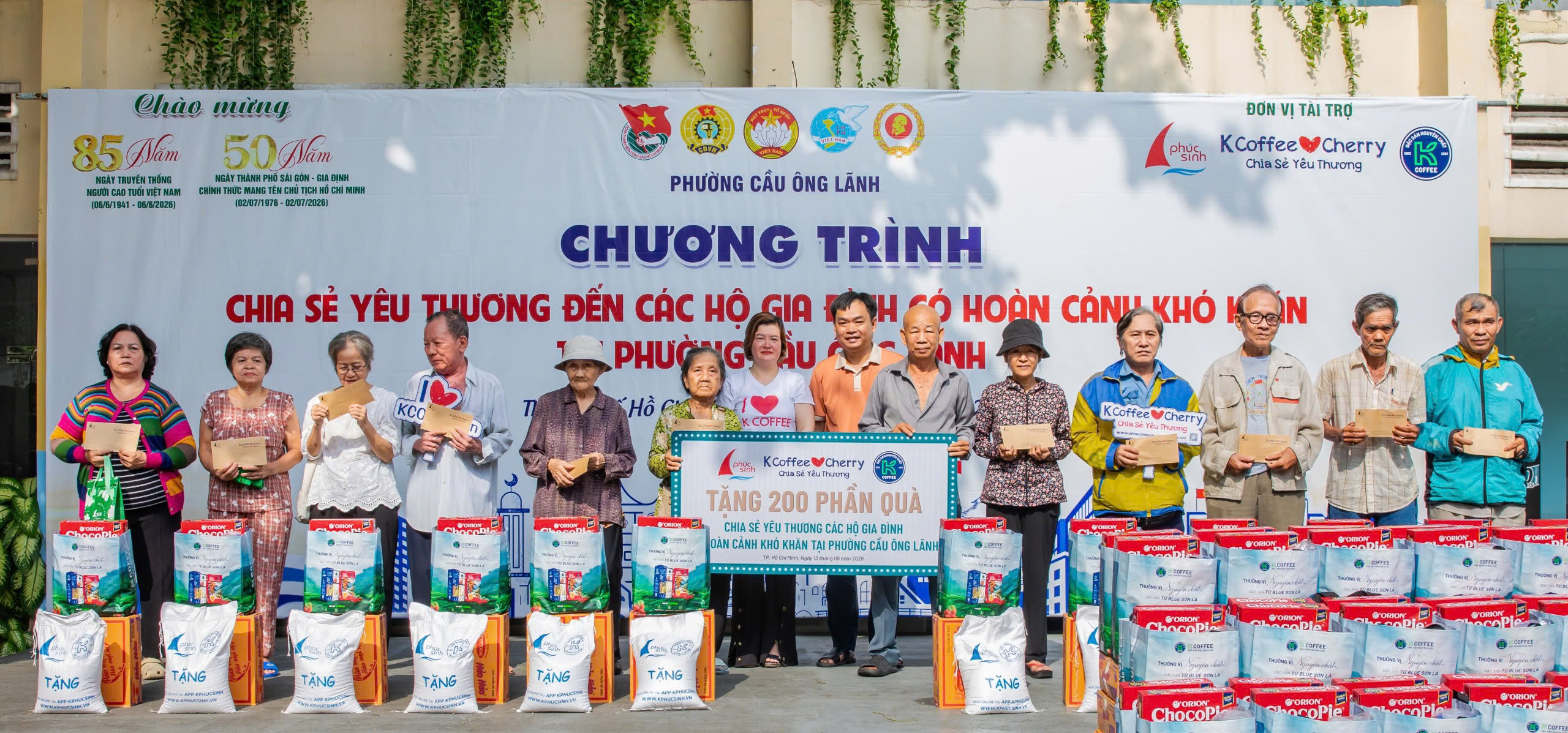 PHÚC SINH VÀ K COFFEE TRAO TẶNG 200 PHẦN QUÀ CHO CÁC HỘ GIA ĐÌNH CÓ HOÀN CẢNH KHÓ KHĂN